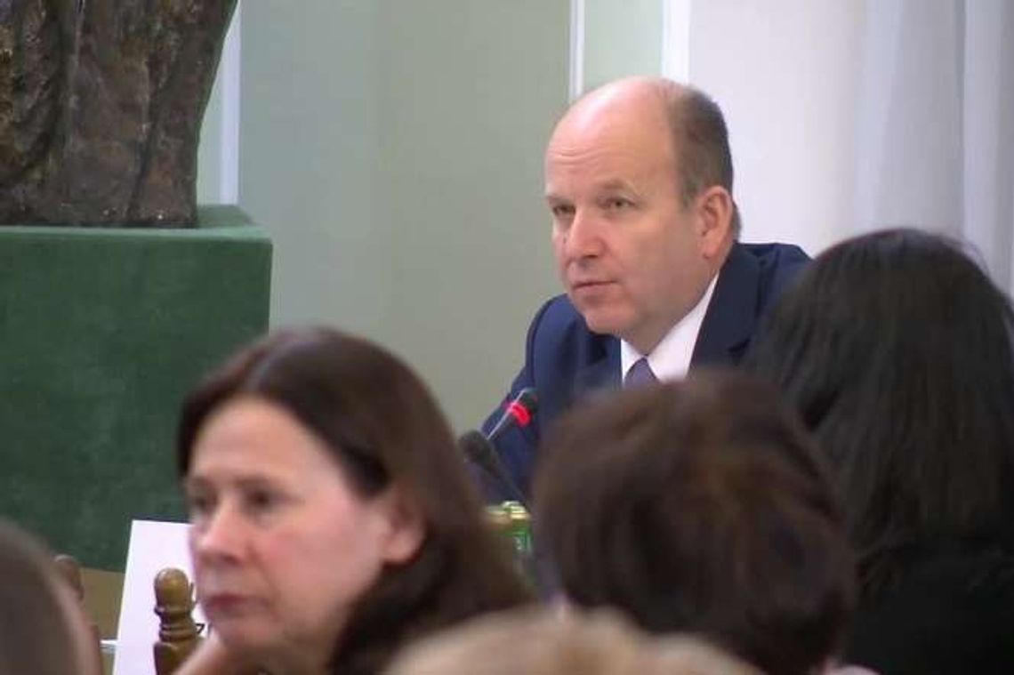 Chaos w służbie zdrowia? Minister zaprzecza, opozycja krytykuje