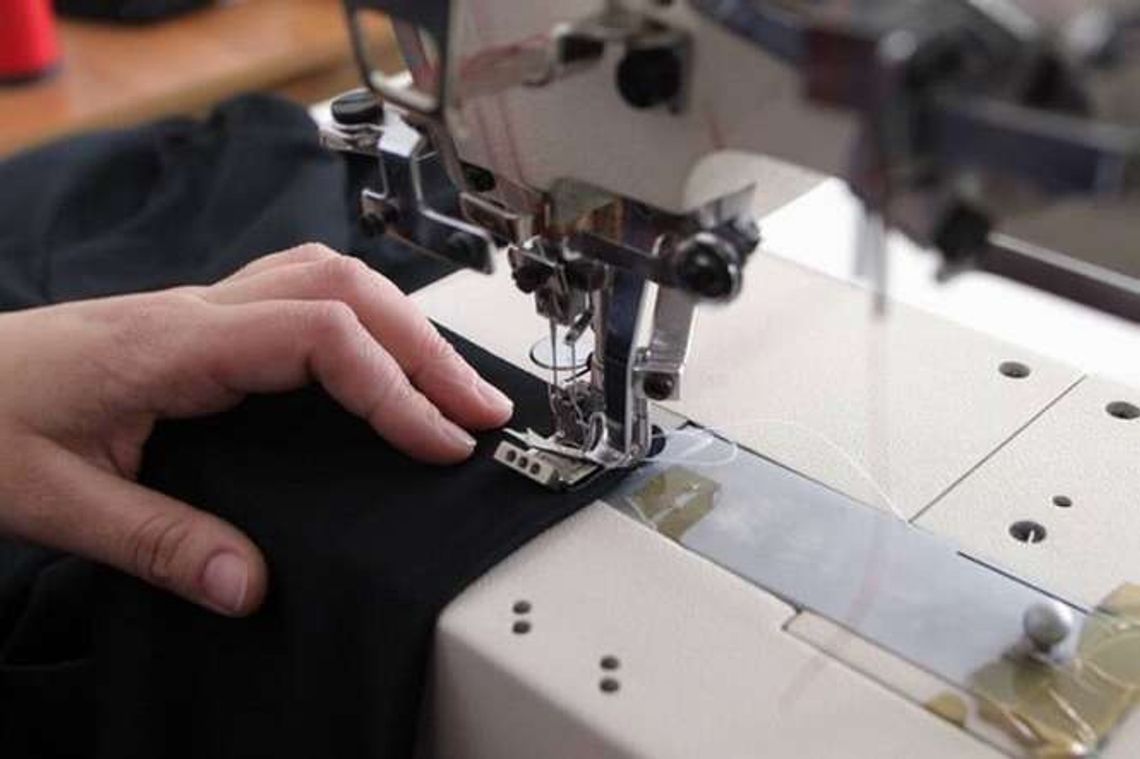 Charytatywnie będą szyć dzieciom ubrania