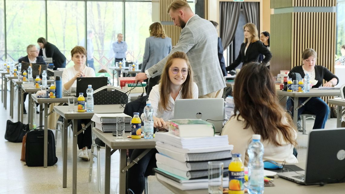 Chcą być radcami prawnymi, głowią się nad zadaniami. Trwa egzamin radcowski w Lublinie
