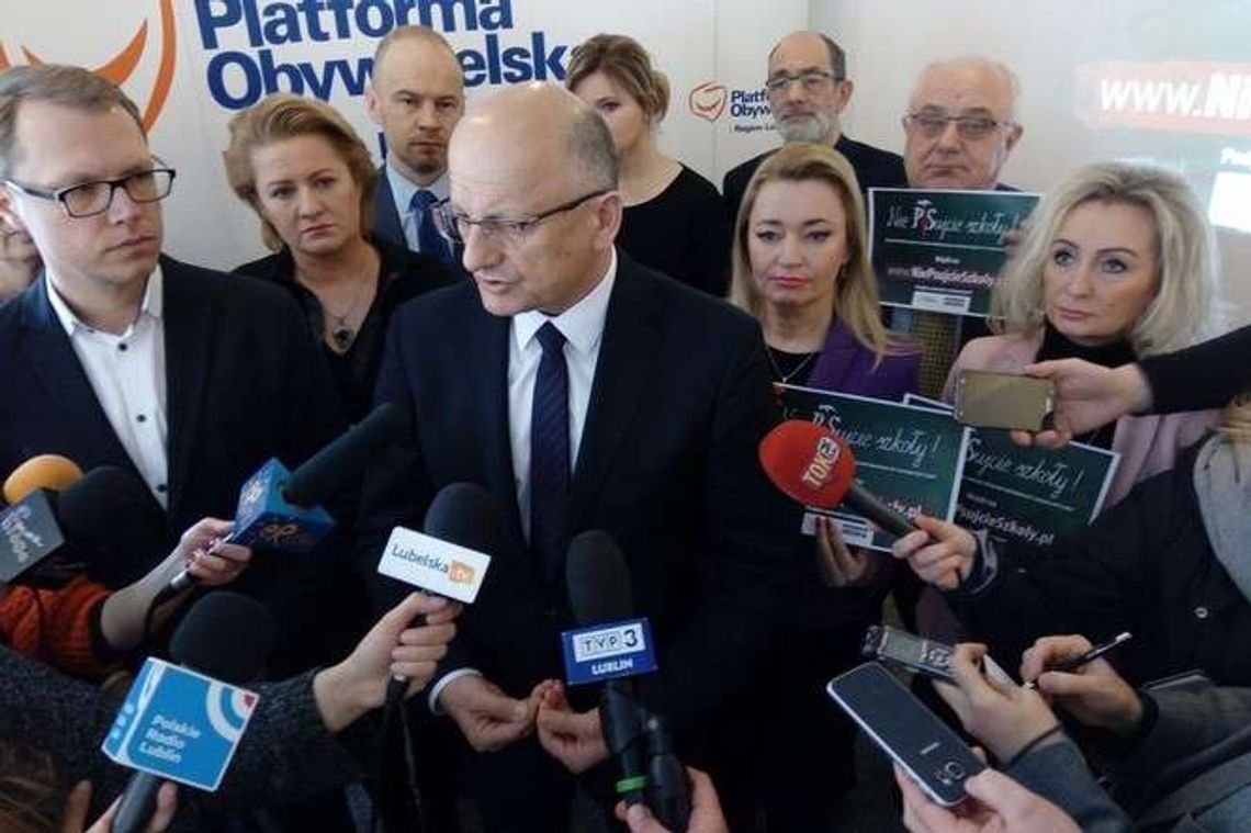 Chcą referendum ws. reformy edukacji. "Zawsze z błędnych decyzji można się wycofać" Chcą referendum ws. reformy edukacji. "Zawsze z błędnych decyzji można się wycofać"