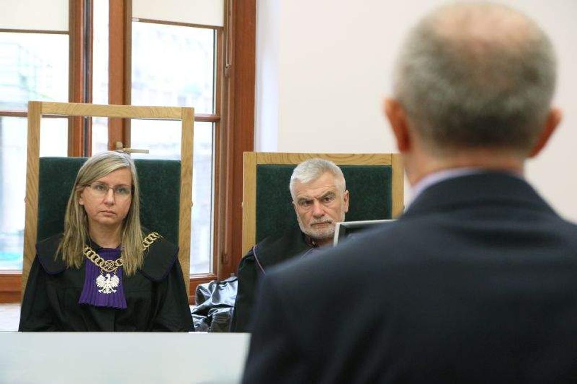 Chce 50 tys. zł za mobbing. W sądzie zeznawał prezydent, wojewoda, kurator oświaty