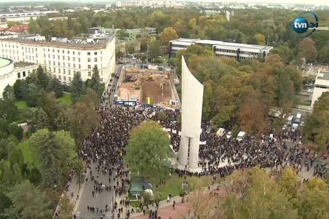 "Chcemy kochać, nie umierać". Czarny protest przed Sejmem