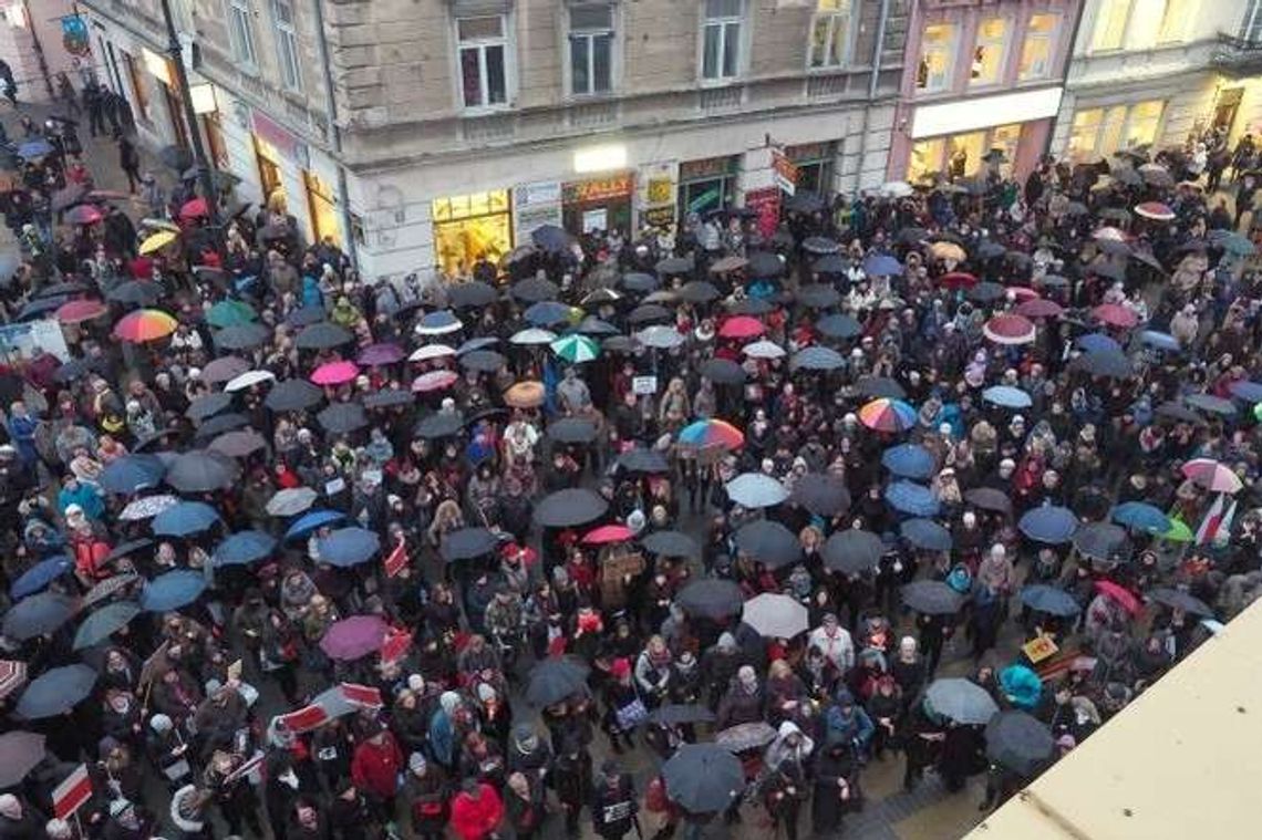 „Chcemy zdrowia nie zdrowasiek”. Strajk kobiet w Lublinie. Czerwone kartki dla władzy