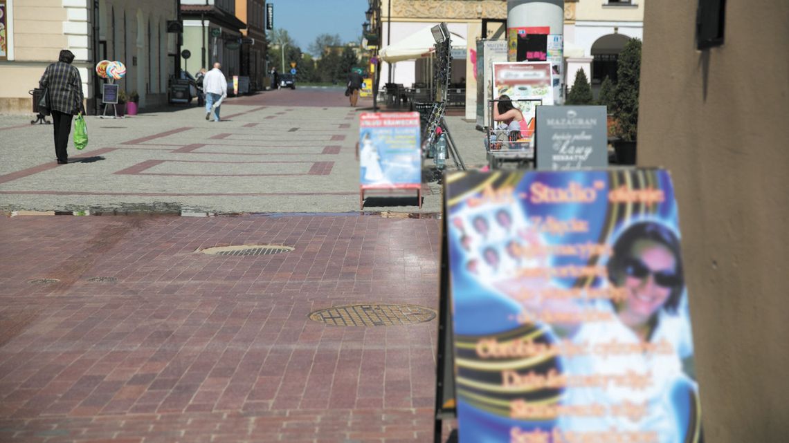 Chcesz mieć pocztówkowe zdjęcie zamojskich kamienic? Kadruj dachy i górne piętra