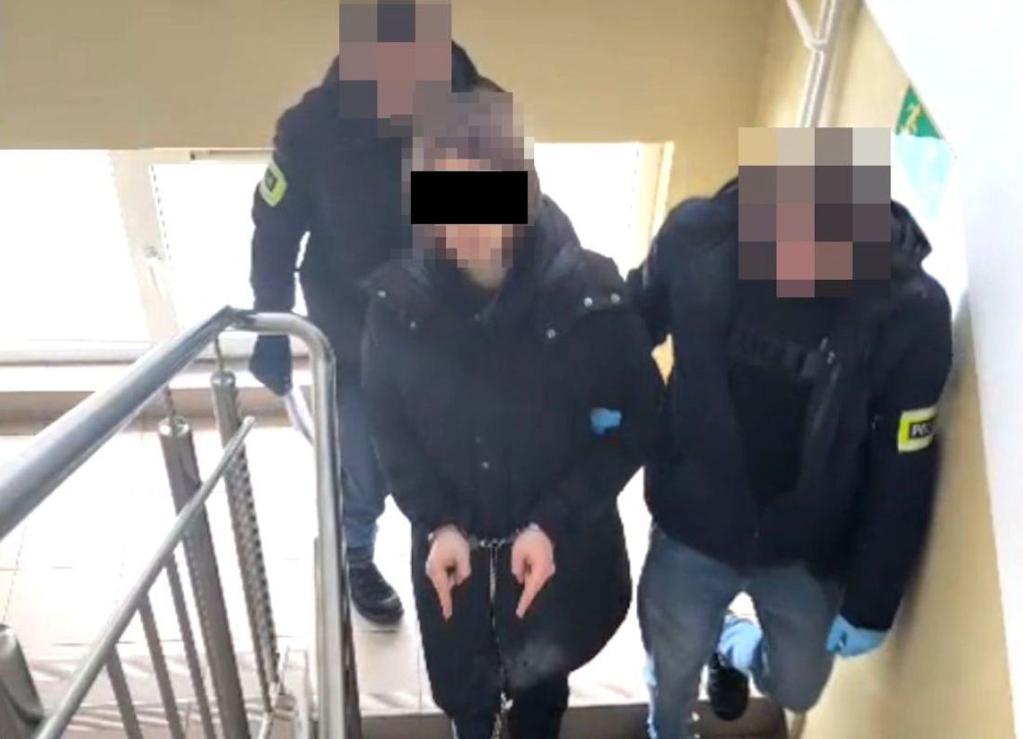 zatrzymany obcokrajowiec w kajdankach