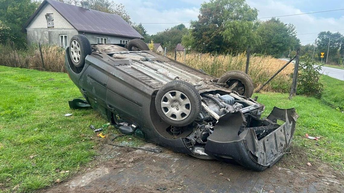 Chciał ominąć jelenia. Dachował w Orłowie Drewnianym