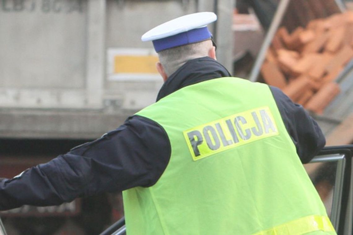 Chciał pojeździć, skończył na drzewie