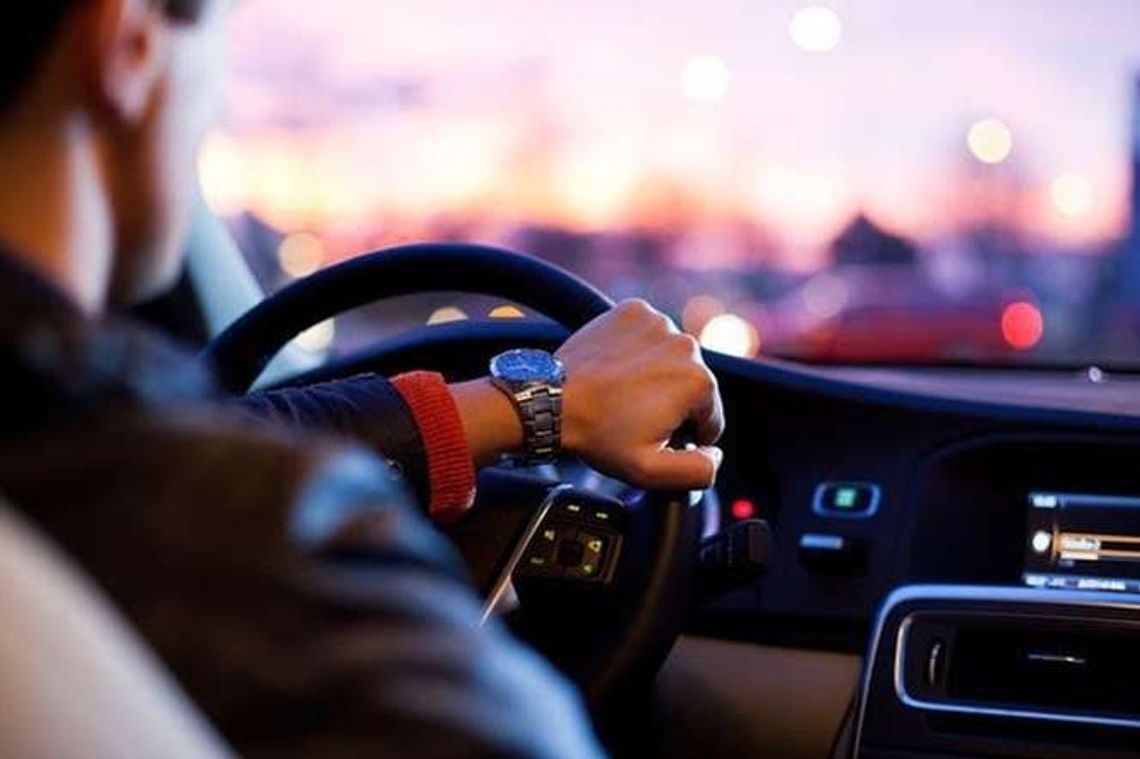 Chciał pomóc kobiecie zaatakowanej przez agresywnego kierowcę. Trafił na policjanta