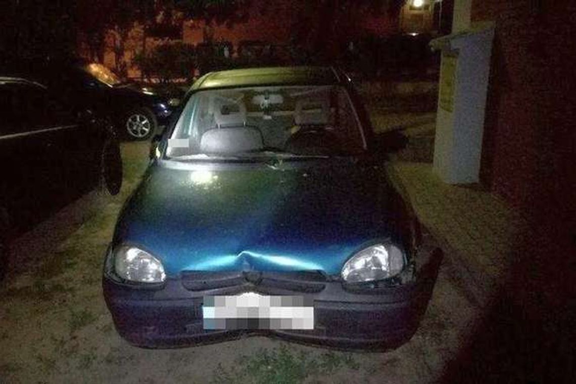 Chciał przestawić auto, wjechał w latarnię 
