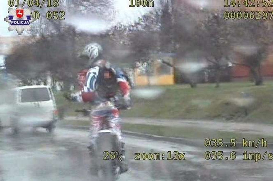 Chciał się popisać pod komendą? Nie wyszło, ale nie przestawał się pogrążać