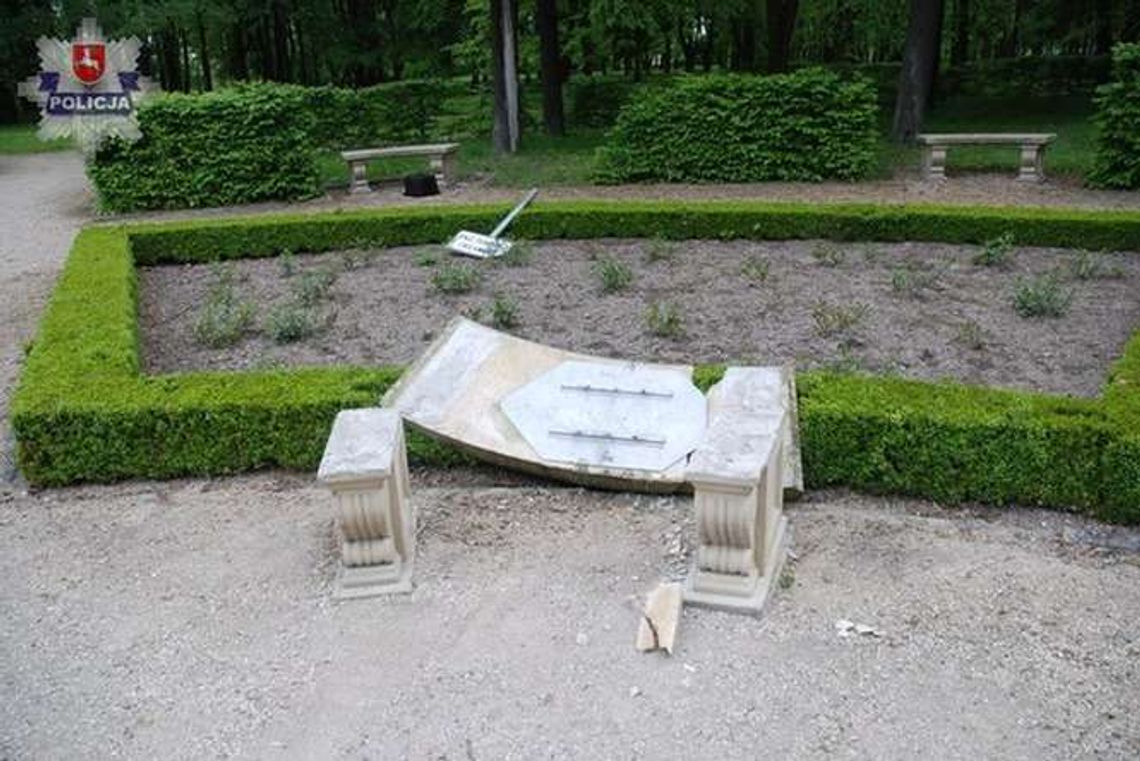 Chciał się popisać przed dziewczyną. Zniszczył ławy i donice w parku