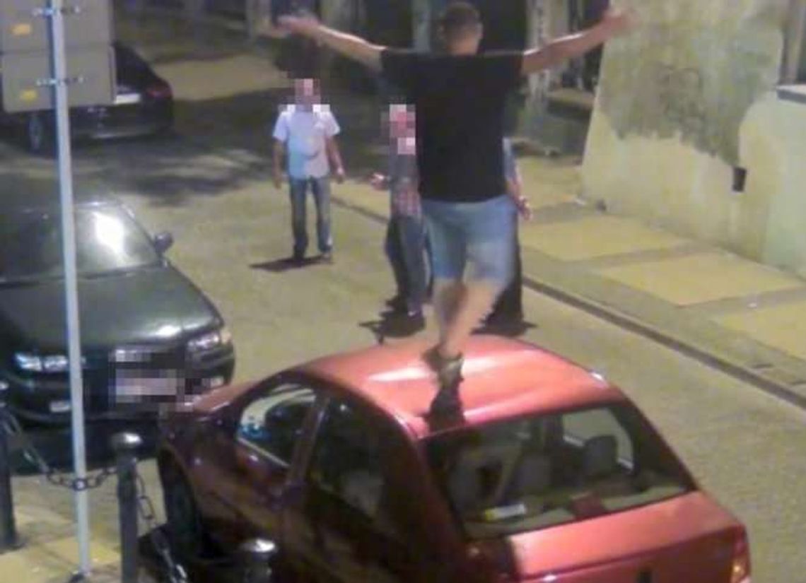 Chciał się popisać przed kolegami. Wbiegł na samochód i wgiął dach (wideo)