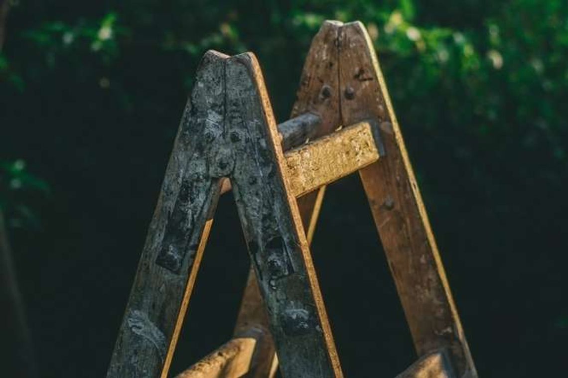 Chciał się powiesić. Założył pętlę na szyję i... zasnął na drabinie