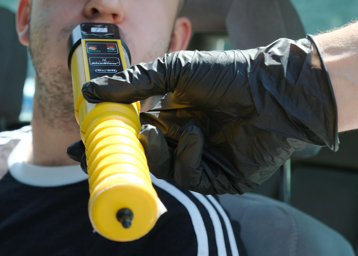 Chciał sprawić prezent, a dostał mandat. Po czekoladki pojechał "pod wpływem"