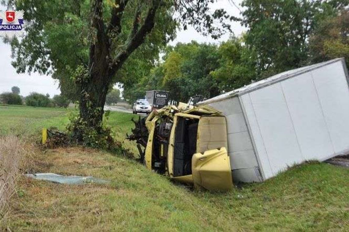 Chciał uniknąć "czołówki". Uderzył w drzewo