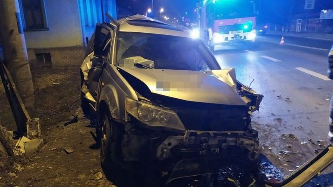 Chciał uniknąć zderzenia i zjechał na pobocze. Uderzył w ogrodzenie