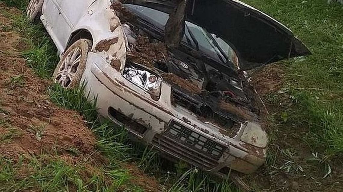 Chciał uniknąć zderzenia z sarną. Razem z pasażerem trafił do szpitala