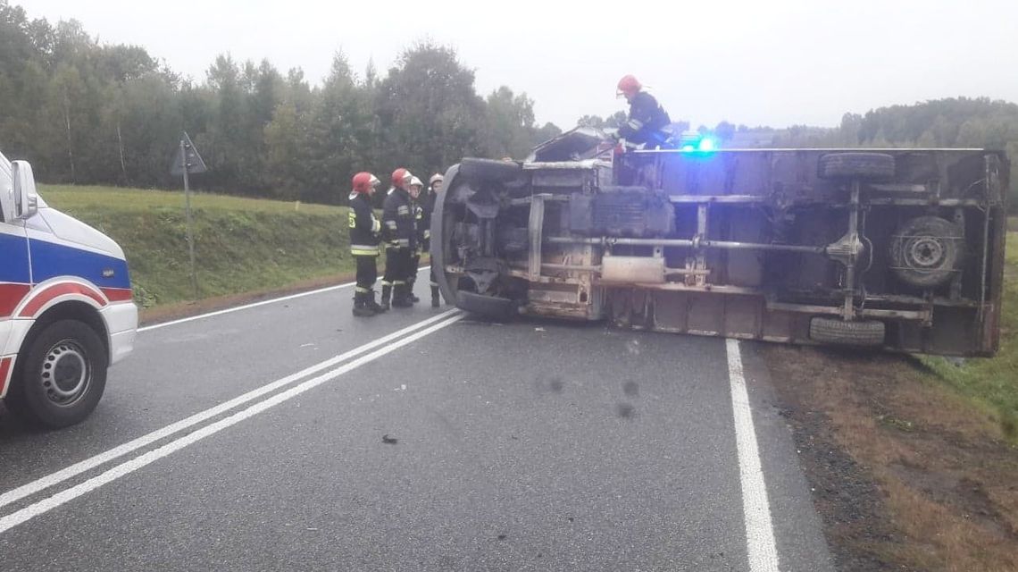 Chciał uniknąć zderzenia, zjechał na bok i wywrócił się. Ruch wahadłowy na DK19