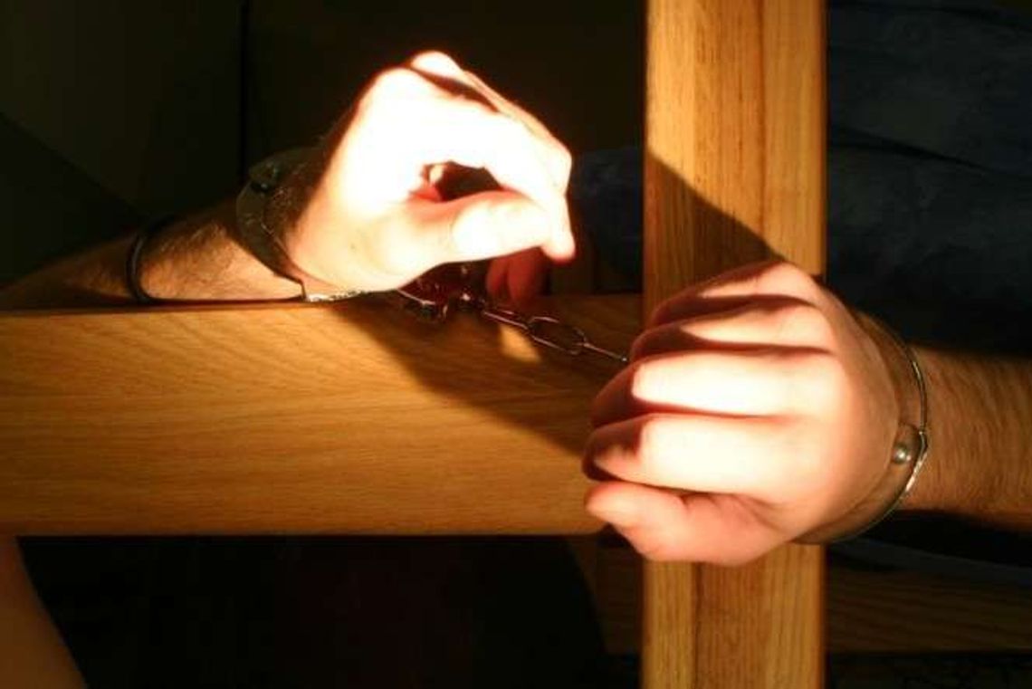 Chciał wreszcie przestać pić. Przykuł się kajdankami, a klucz wyrzucił przez okno Chciał wreszcie przestać pić. Przykuł się kajdankami, a klucz wyrzucił przez okno