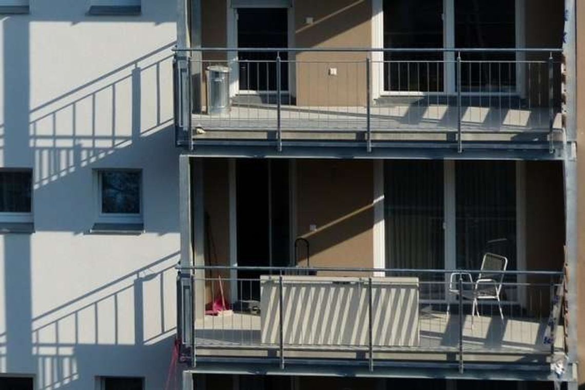 Chciał wyjść po alkohol i spadł z drugiego piętra. Złamał nos