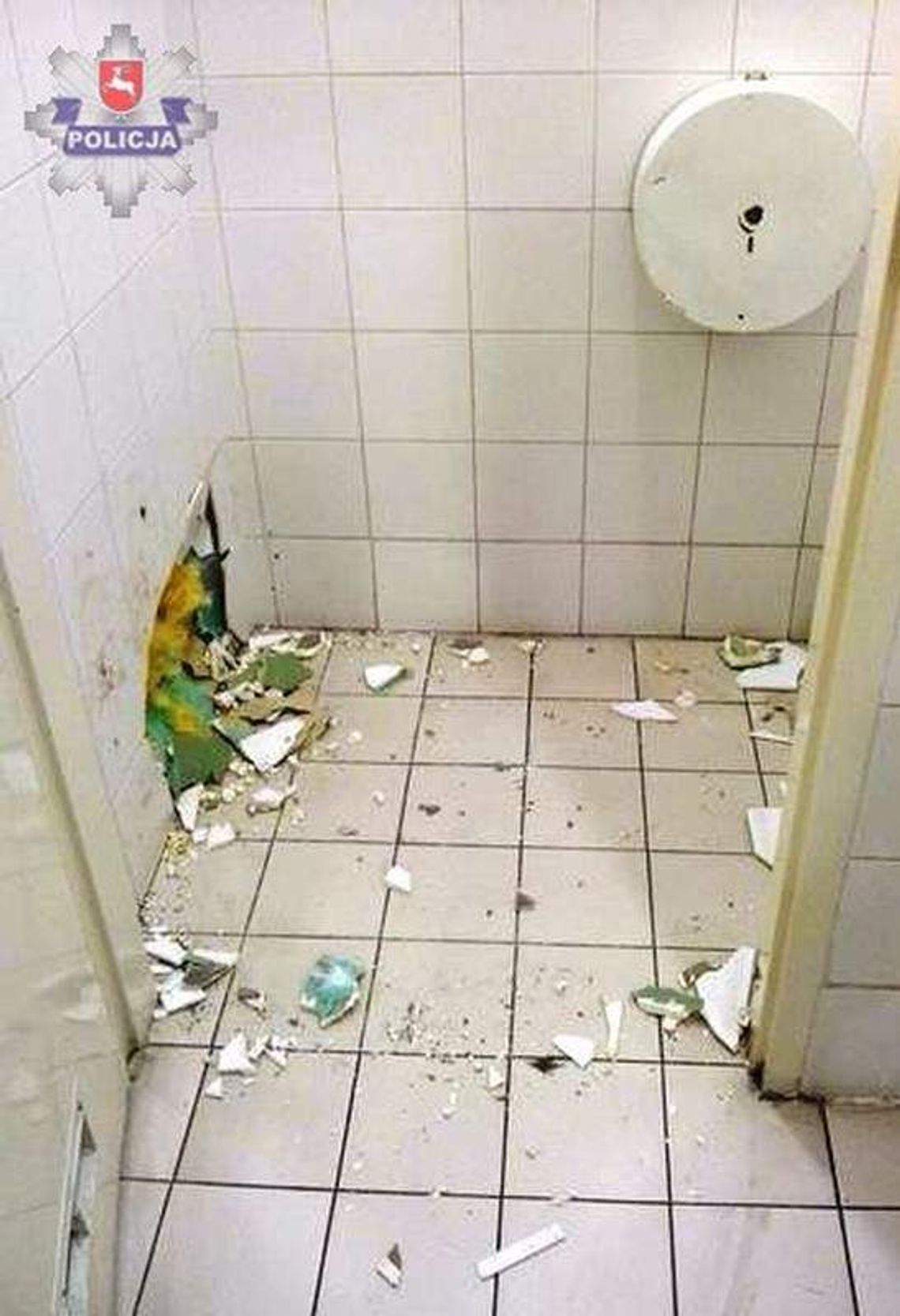 Chciał wyjść z toalety przez ścianę. Pomylił z drzwiami