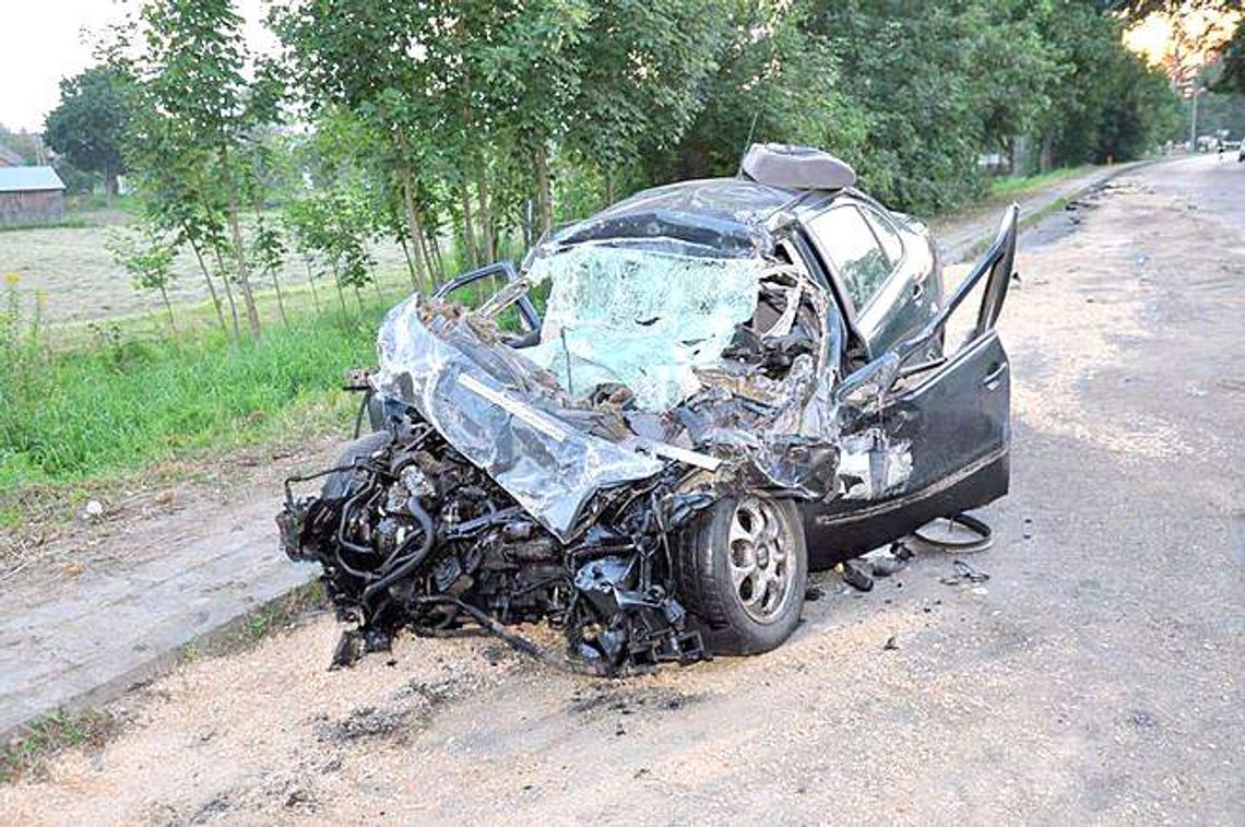 Chciał wyprzedzić, wjechał w ciężarówkę