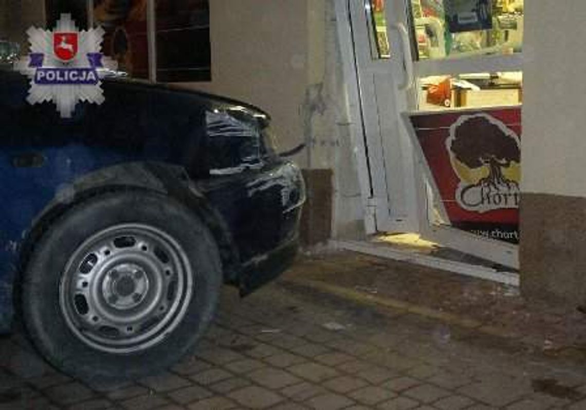 Chciał zrobić zakupy, prawie wjechał autem do sklepu