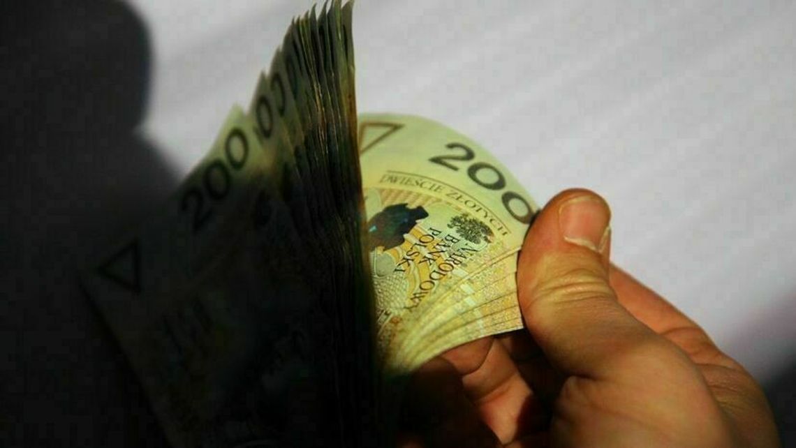 Chciała kupić akcje znanego koncernu paliwowego. Straciła ponad 30 tys. zł Chciała kupić akcje znanego koncernu paliwowego. Straciła ponad 30 tys. zł