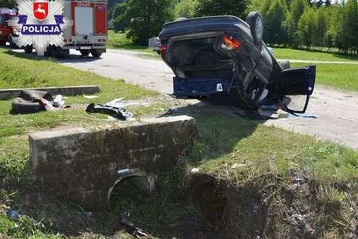 Chciała ominąć psy. Uderzyła w betonowy przepust i dachowała