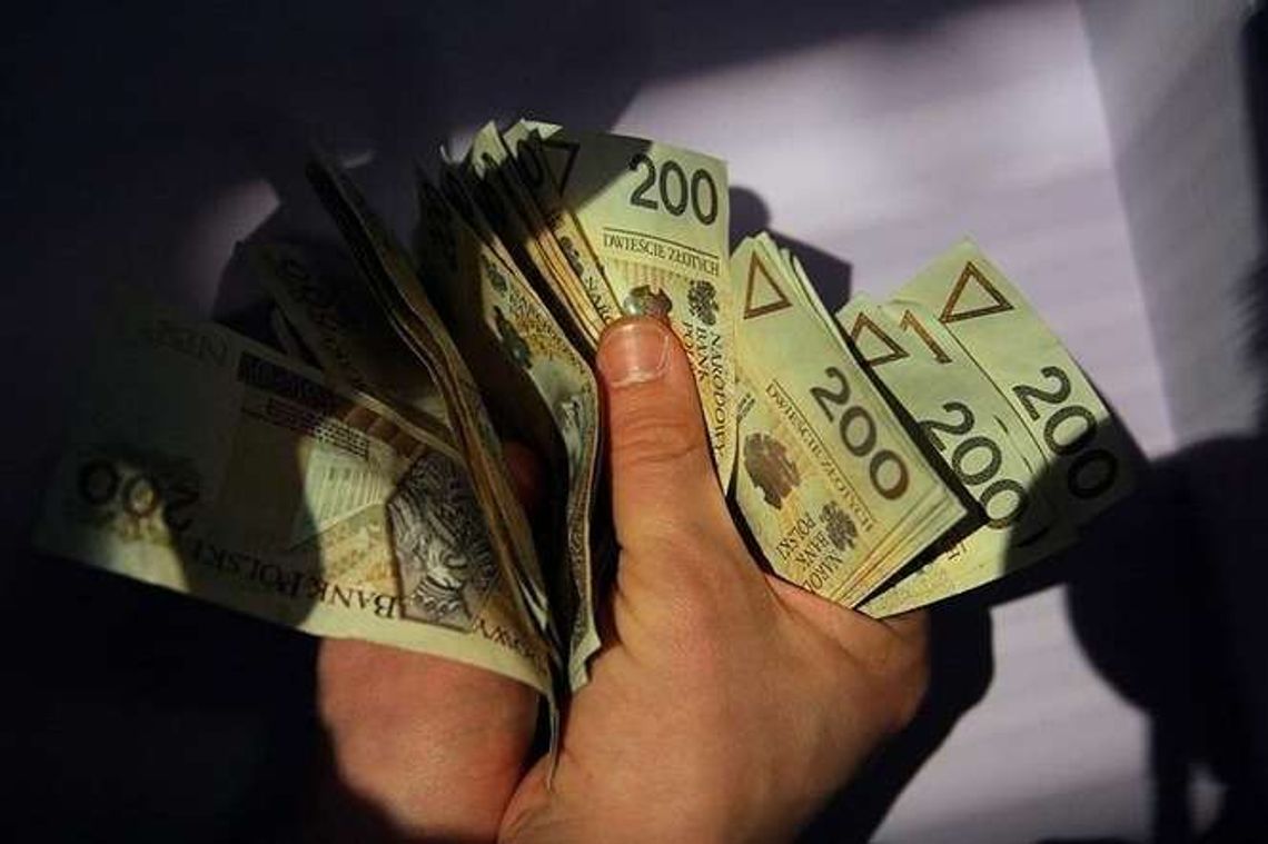 Chciała pomóc córce, straciła biżuterię i 20 tys. zł