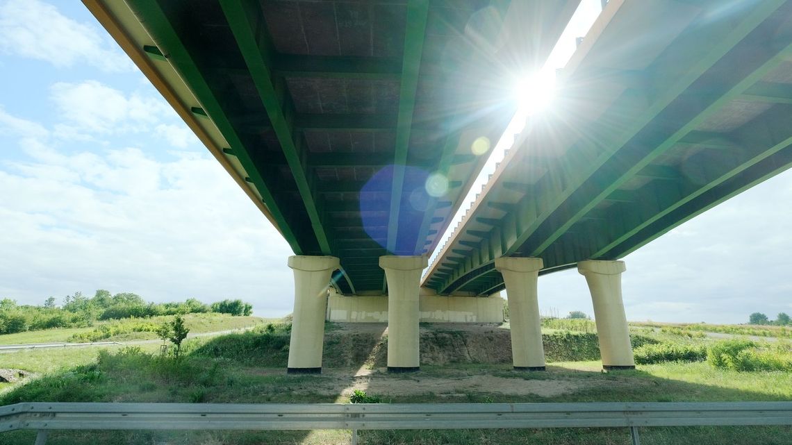 Chciała pomóc rannym w wypadku, wpadła w szczelinę. Czy można było zapobiec tragedii na S17?