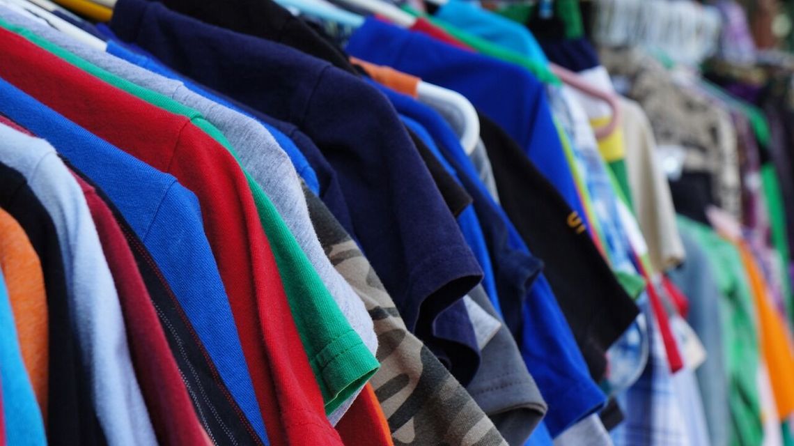 Chciała sprzedać sukienkę, a straciła 27 tys. zł