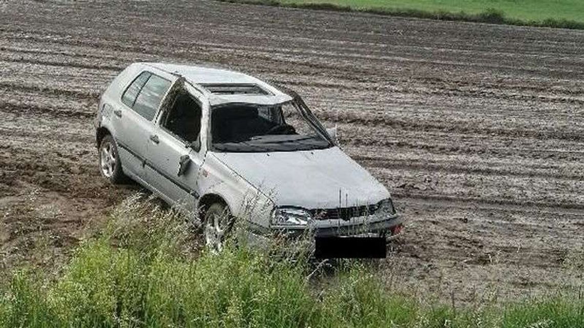 Chciała wyprzedzić skuter, ale jej auto dachowało 