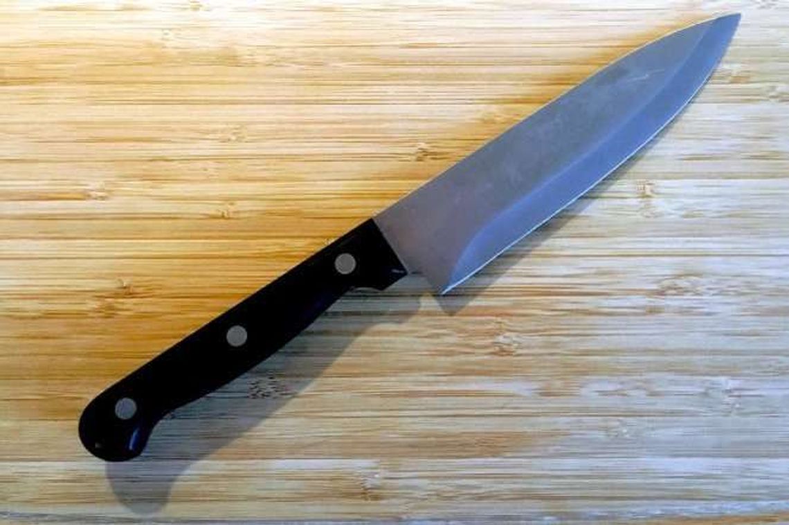 Chciała zabić brata. Dźgała go nożem w szyję. Poszło o... telefon komórkowy