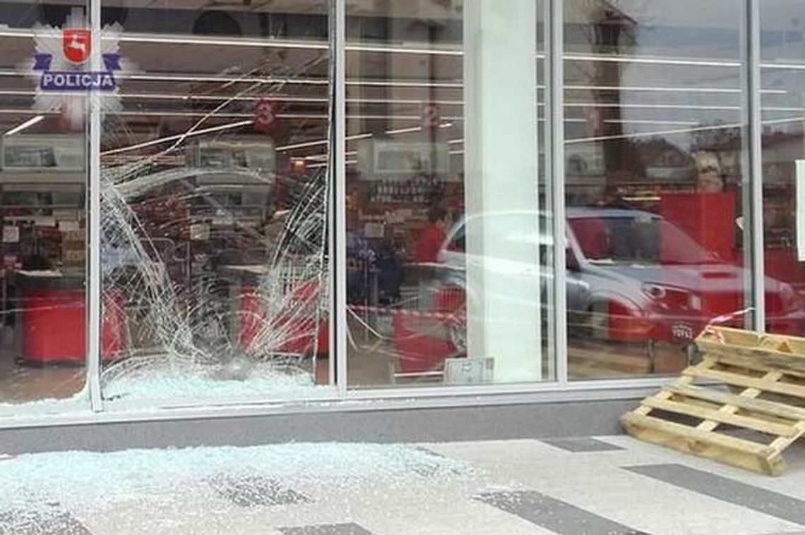 Chciała zaparkować i pomyliła gaz z hamulcem. Prawie wjechała do sklepu