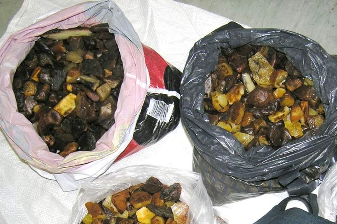 Chcieli przemycić bursztyn w butelkach z piwem