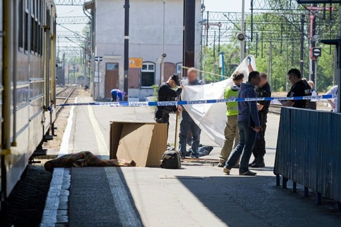 Chcieli przewieźć zwłoki w pociągu. Są na wolności