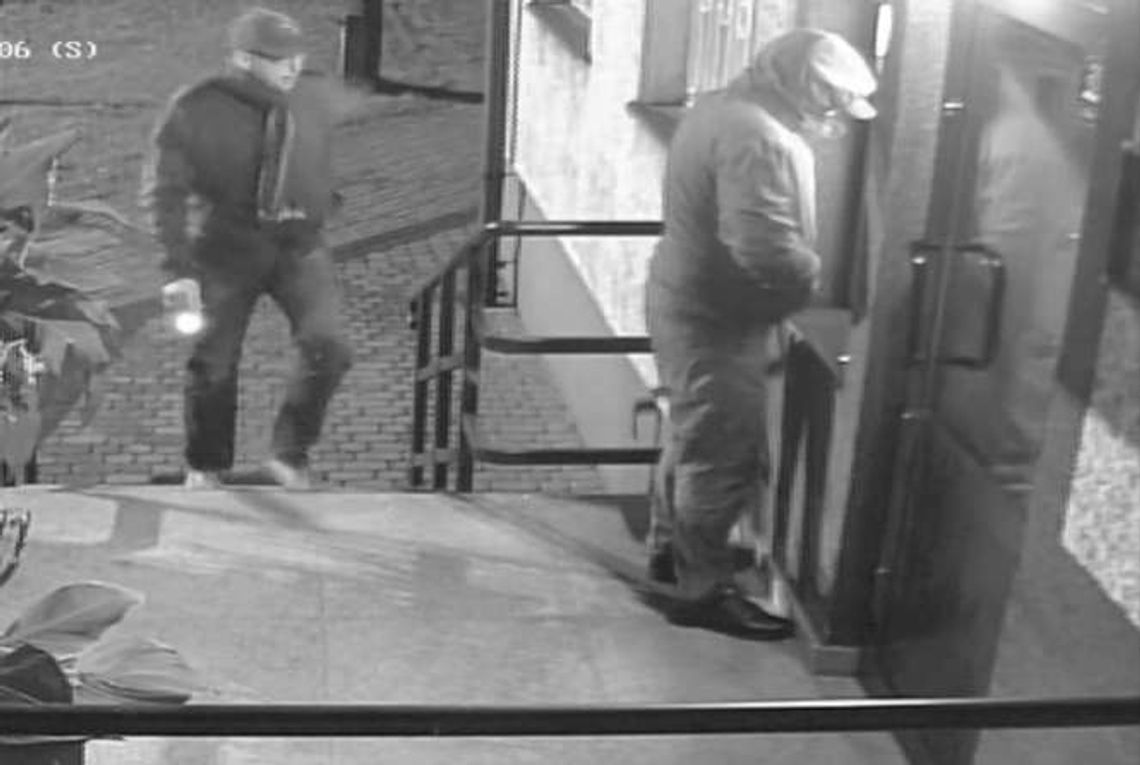 Chcieli się włamać do bankomatu obok wejscia do banku. Nagrała ich kamera