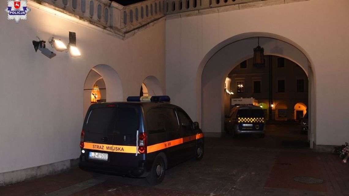 Chcieli zwiedzić miasto. Ale woleli kopać w auto Straży Miejskiej 