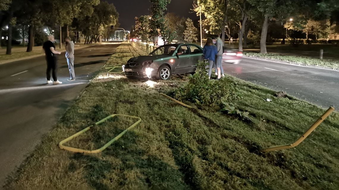 Chełm: 21-latka wypadła z ulicy i zniszczyła pas zieleni w centrum miasta