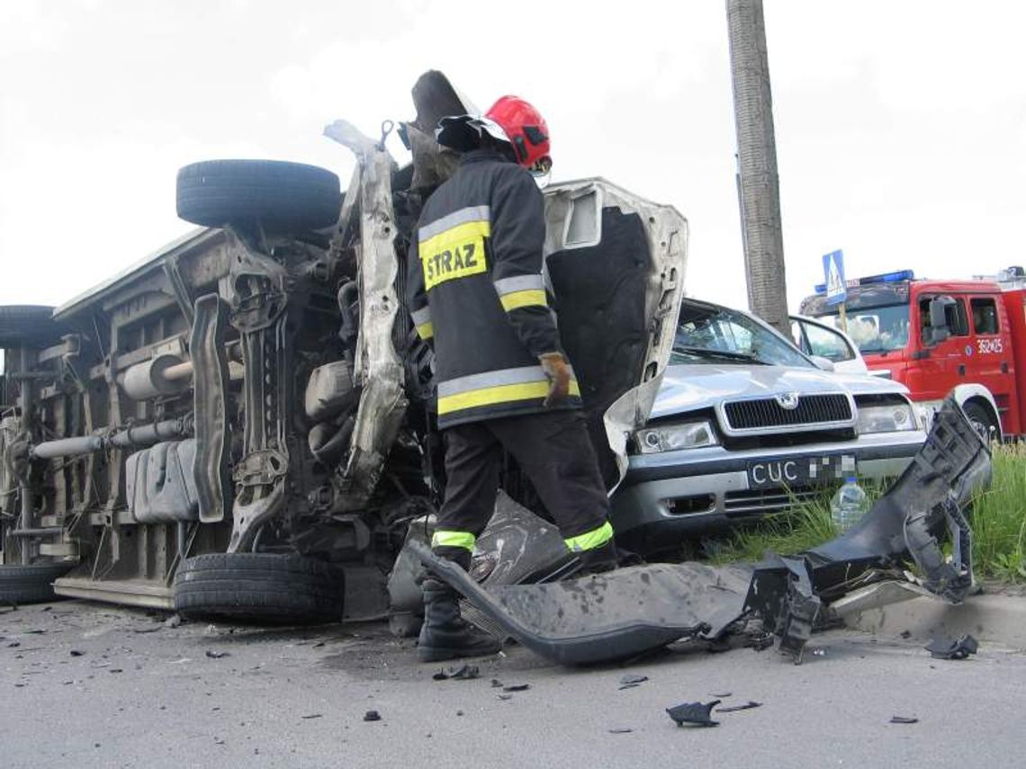Chełm: Bus wgniótł skodę w betonowy słup (zdjęcia)