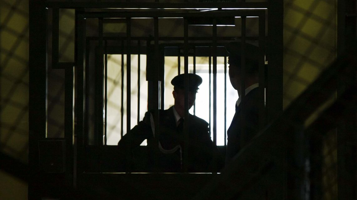 Chełm. Co i po co przerzuca dźwig nad murem więzienia?