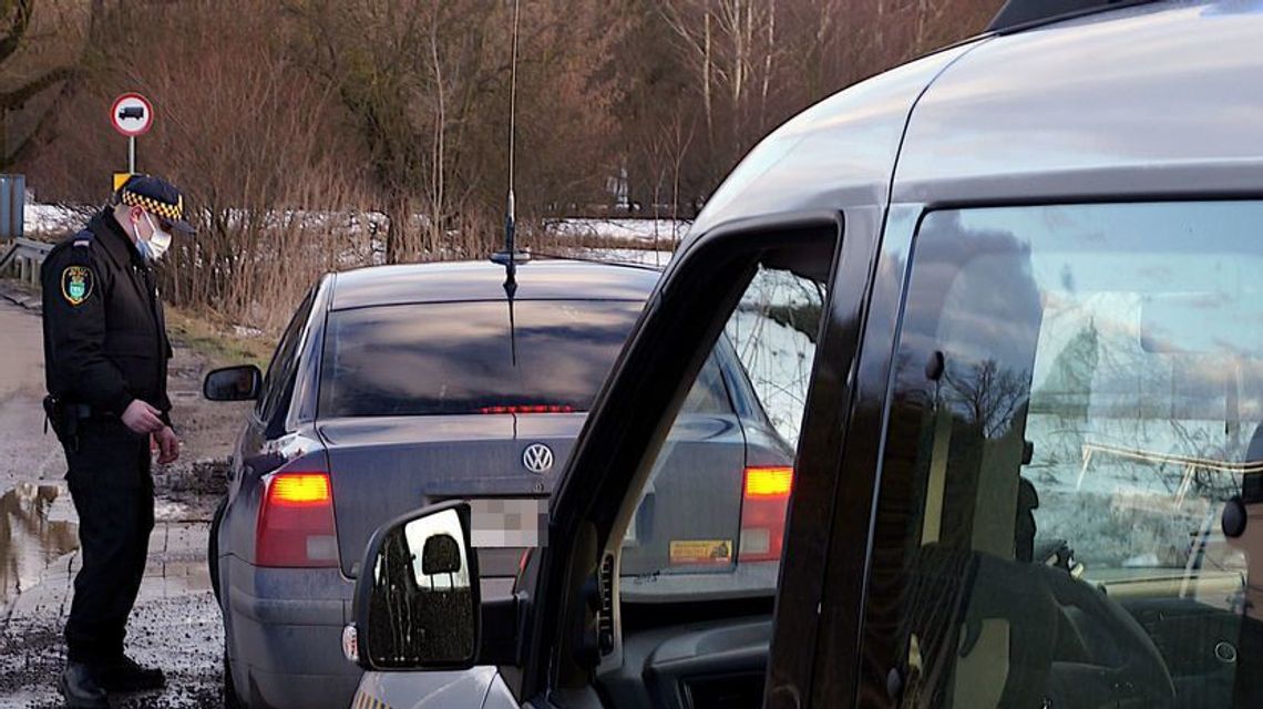 Chełm: Drogowcy łatali, kierowcy przeszkadzali. Interweniowała Straż Miejska