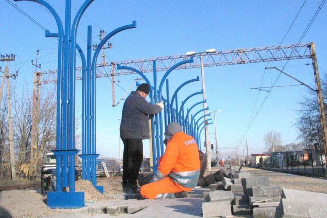 Chełm: Drogowcy uwijają się na peronie Chełm: Drogowcy uwijają się na peronie