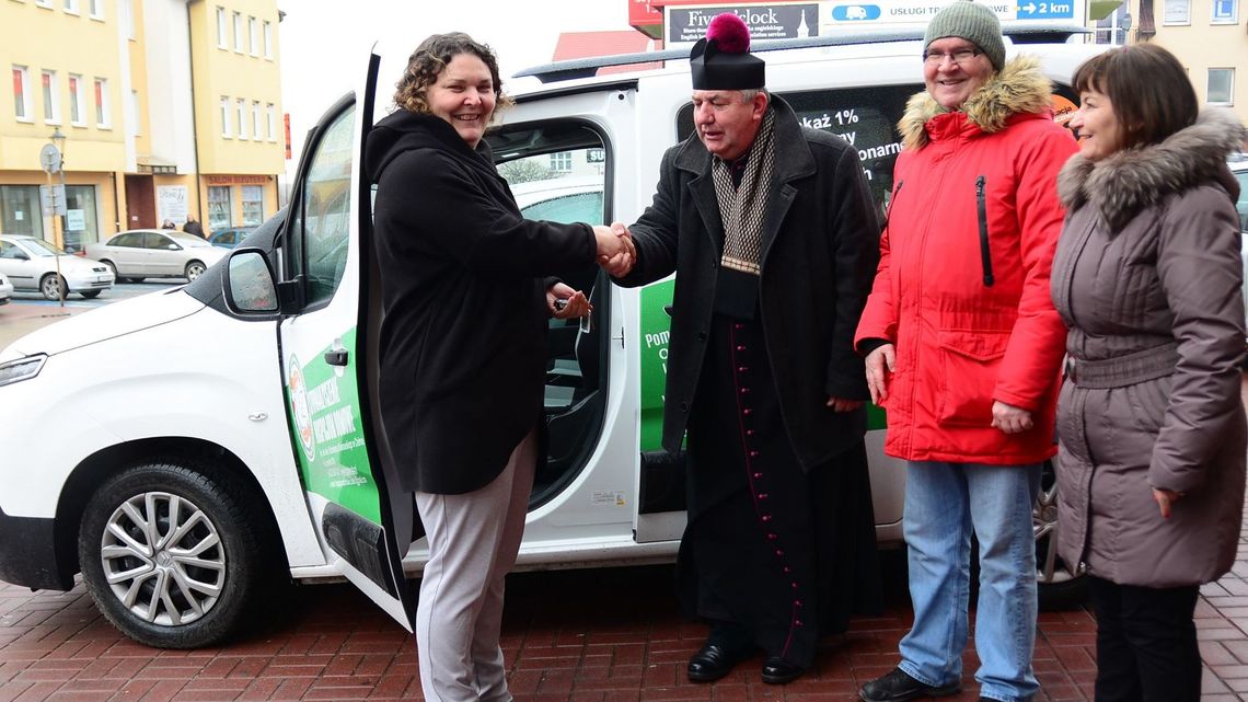 Chełm: Hospicjum potrzebowało ambulansu, proboszcz kupił go za własne pieniądze