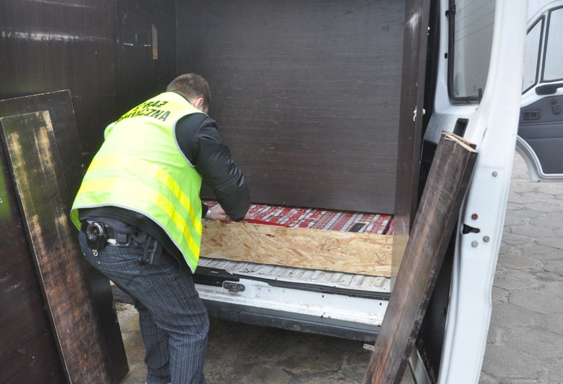 Chełm: Kierowca fiata ducato wpadł z ukrytymi w skrytkach papierosami