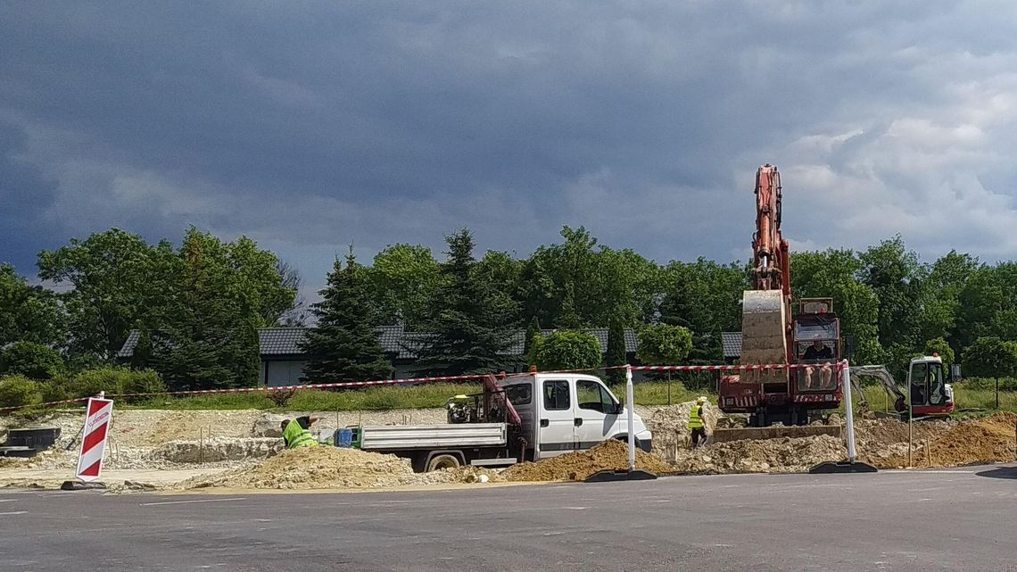 Chełm: Komunalnicy skończyli, teraz będą budować rondo na ul. 3 Maja Chełm: Komunalnicy skończyli, teraz będą budować rondo na ul. 3 Maja