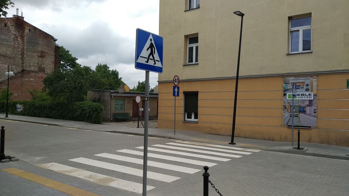 Chełm: Latarnia na środku przejścia dla pieszych? Miasto tłumaczy, że ma oznaczenia dla niewidomych