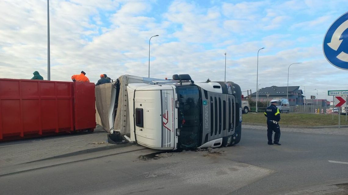 Chełm. Na rondzie przewrócił się TIR. Duże utrudnienia w ruchu 