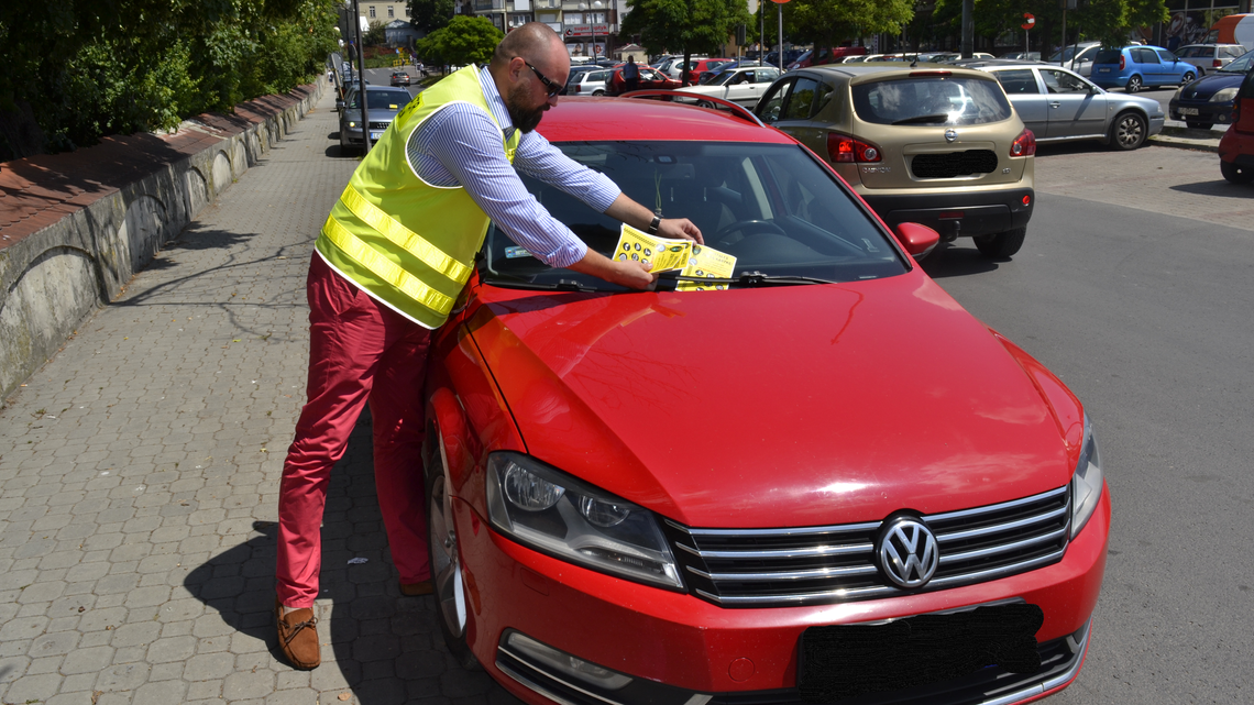 Chełm. Na ulicy jak na murawie. Ostrzeżenie za złe parkowanie